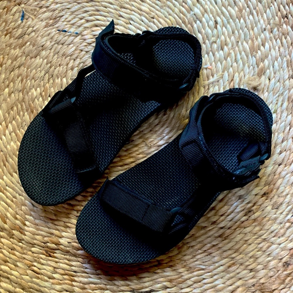 Sz 8 Barely Worn Black Teva Sandals Velcro Strap